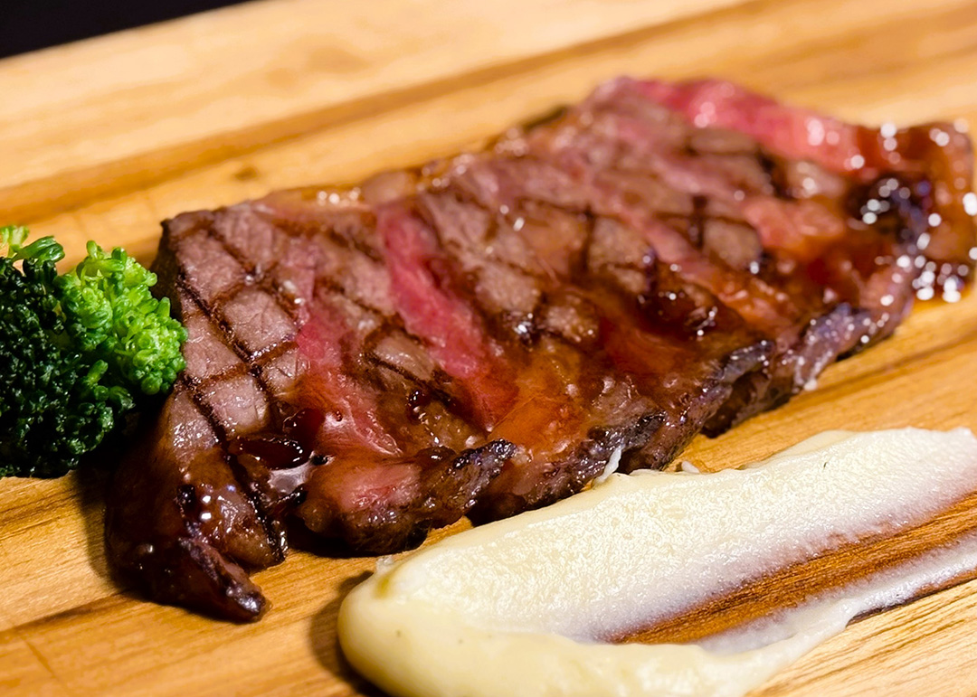 肉バルの極上サーロインステーキ