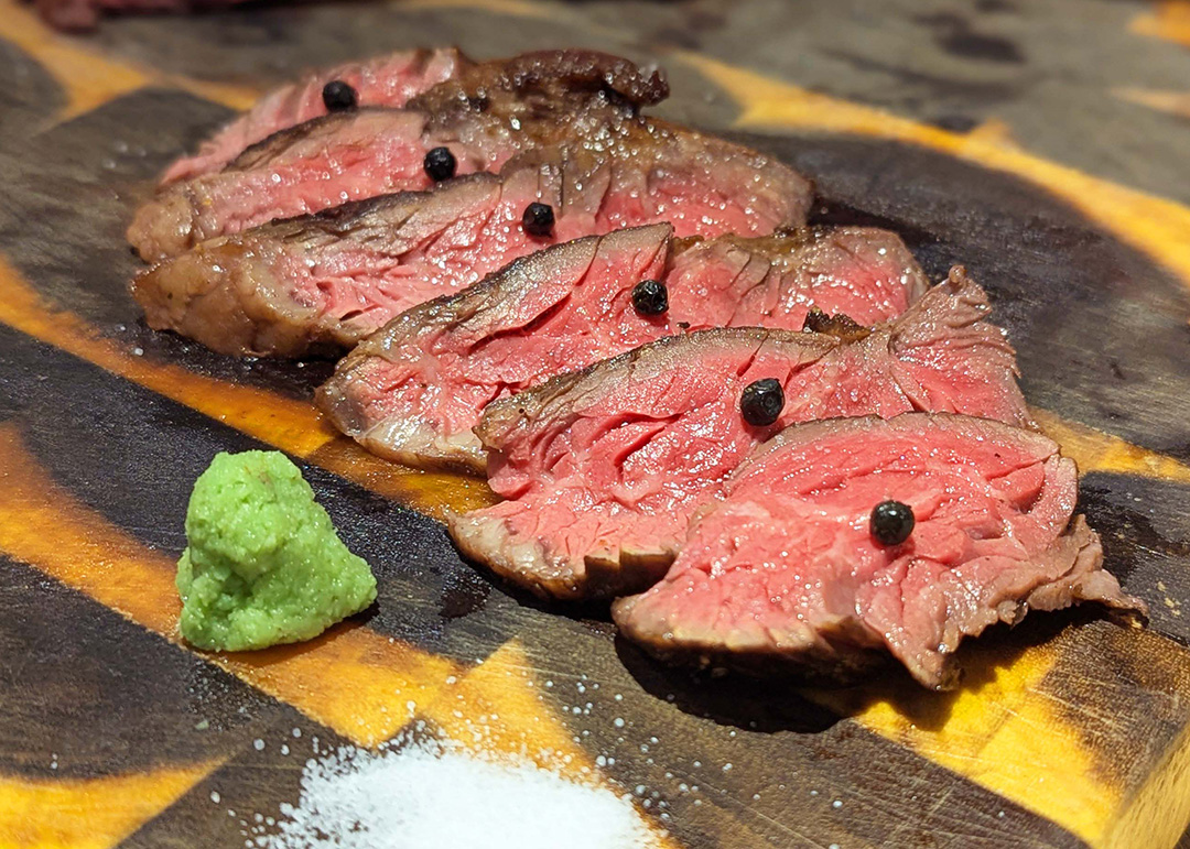 牛ハラミちゃんステーキ（生黒胡椒&岩塩/赤ワインソース）